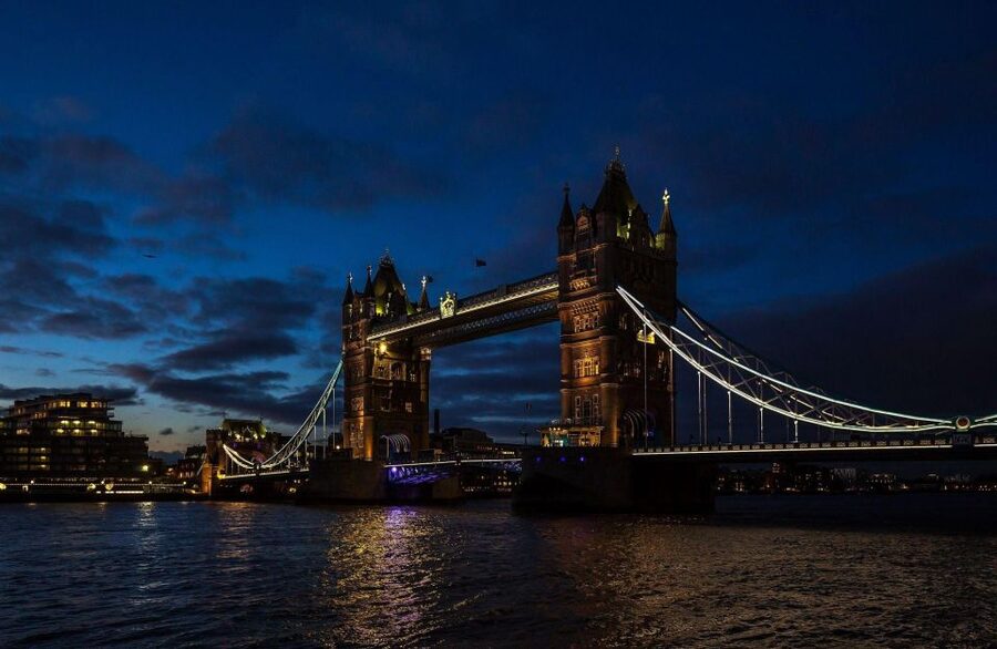 London Bridges Night Time Light Private Tour - How a Thames night cruise fits London in two hours