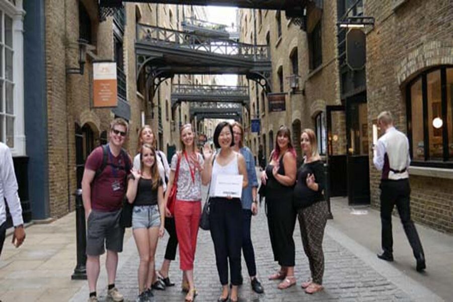 London: Bridget Jones 2–Hour Walking Tour - Guides make the difference: what Fiona and Catherine brought