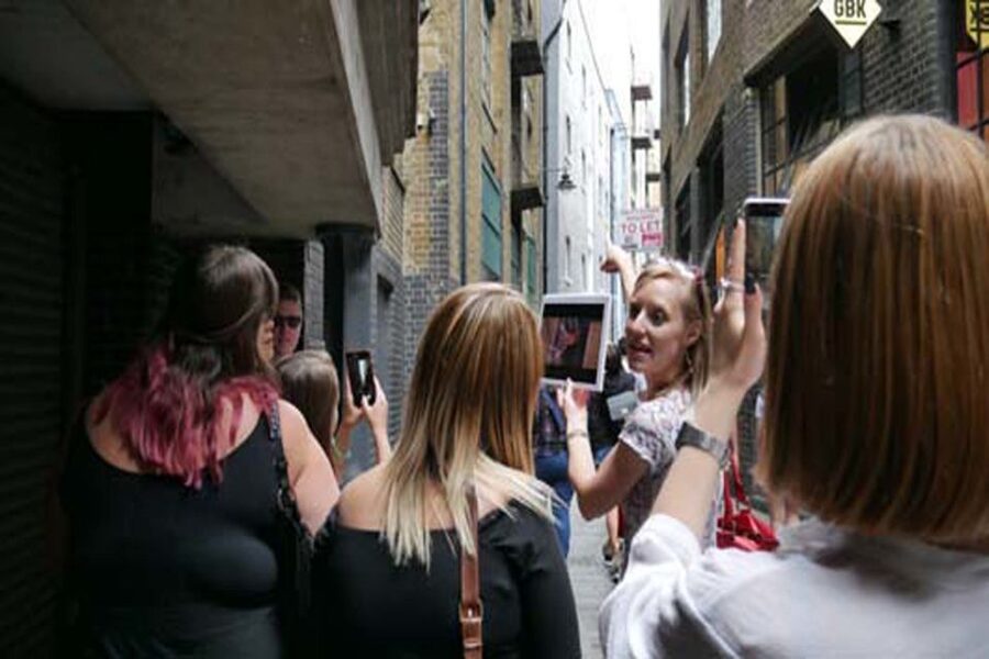 London: Bridget Jones 2–Hour Walking Tour - Daniel Cleaver memorial service church stop