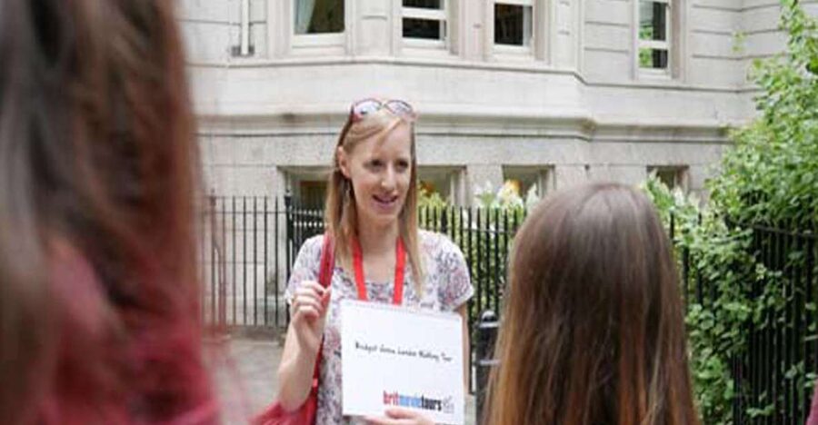 London: Bridget Jones 2–Hour Walking Tour - Bridget’s apartment front door photo moment