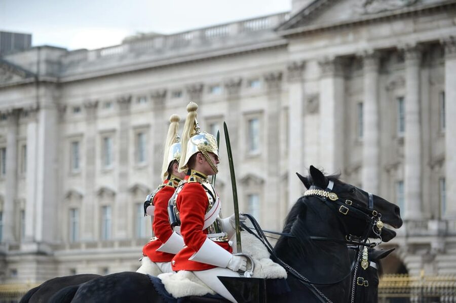London: Buckingham Palace and Changing of the Guards Tour - Your Guide’s Job: Turning Palace Facts Into Real Understanding