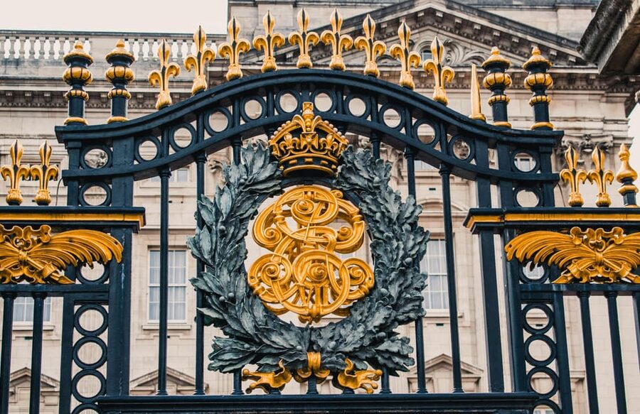 London: Buckingham Palace and Changing of the Guards Tour - Timing, Crowds, and Where the Ceremony Energy Comes From