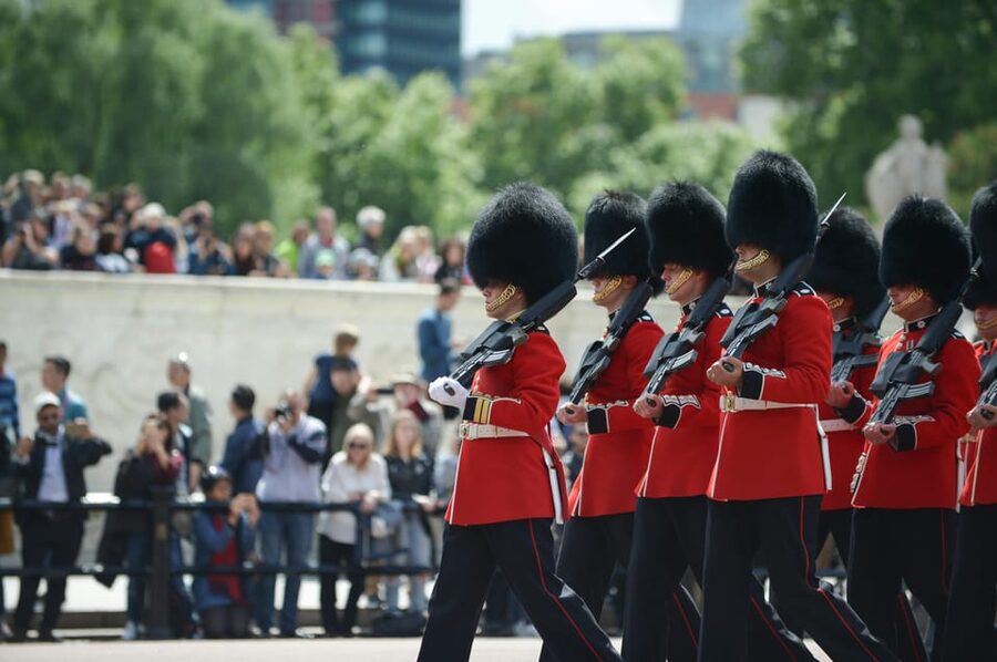 London: Buckingham Palace and Changing of the Guards Tour - Meeting at the Statue of Princess Diana: Start Smart