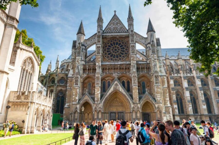 London: Buckingham Palace & Big Ben & Abbey Private Tour - Parliament Square and Westminster Palace: turning viewpoints into stories