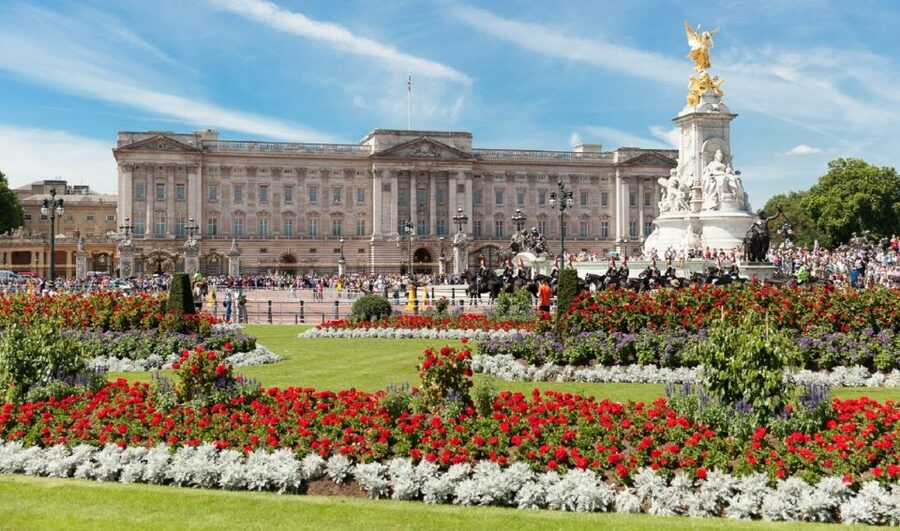 London: Buckingham Palace Entry Ticket & Royal Walking Tour - Buckingham Palace Garden Time: Photos Where You’re Allowed