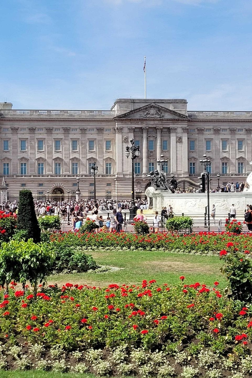 London: Buckingham Palace State Rooms & Royal Walking Tour - Meeting at Victoria Memorial and getting oriented fast