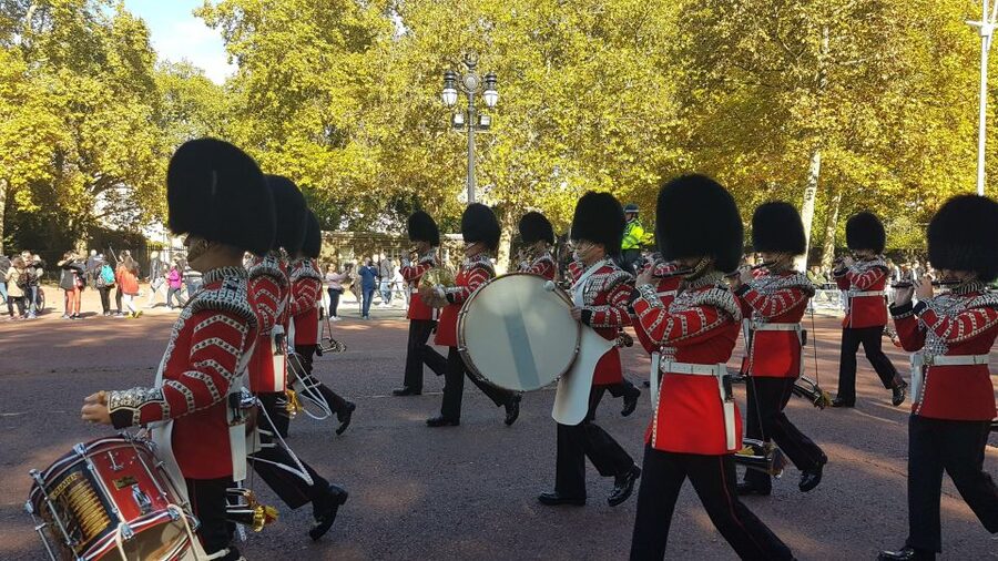London: Buckingham Palace, Westminster Abbey & Big Ben Tour - Green Park to Buckingham Palace: royal views without the Palace ticket