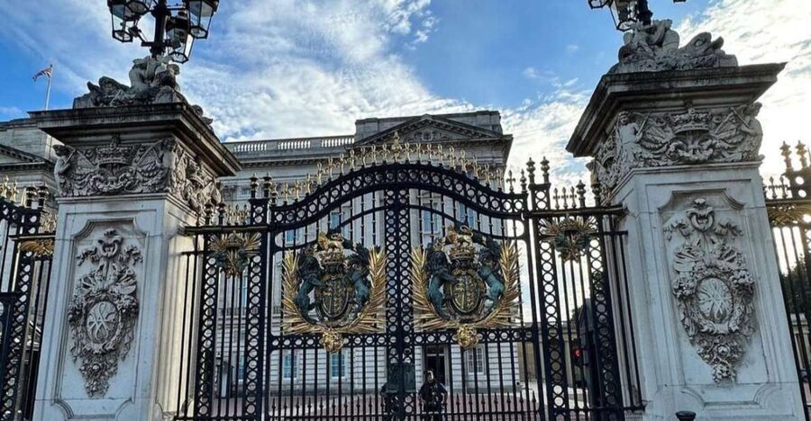 London: Buckingham Palace & Westminster Guided Walking Tour - Parliament Square, Westminster Abbey, and the Palace of Westminster: Gothic, Power, and Big Ben