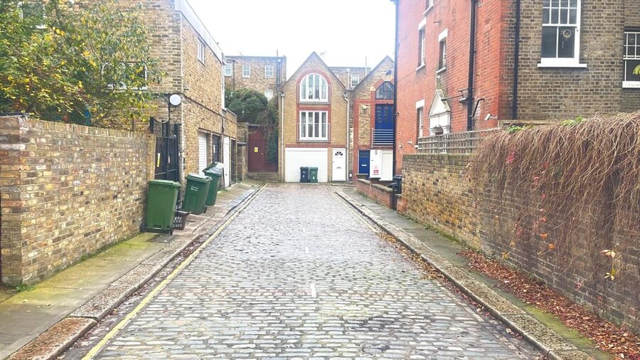 London: Camden Town Amy Winehouse Tour - Walking Comfort: What the 2 Hours Feels Like