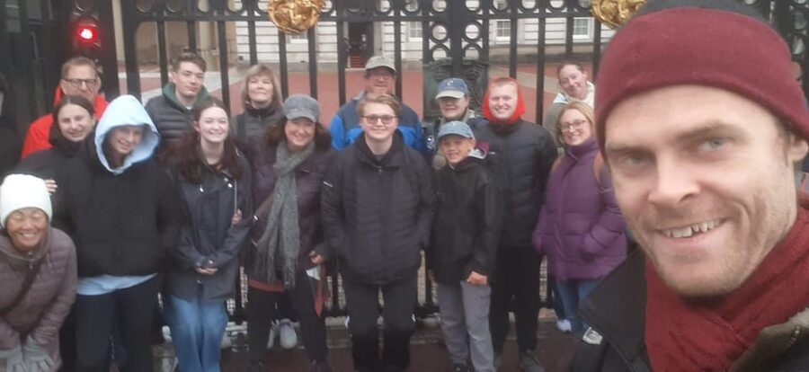 London: Central London Outdoor Tour - Buckingham Palace: close sightlines plus the stories behind the front gate