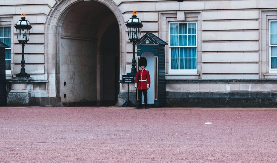 London: Changing of the Guard Experience and Landmarks Tour - St James’s and Whitehall streets: palaces, memorials, and the gears of power