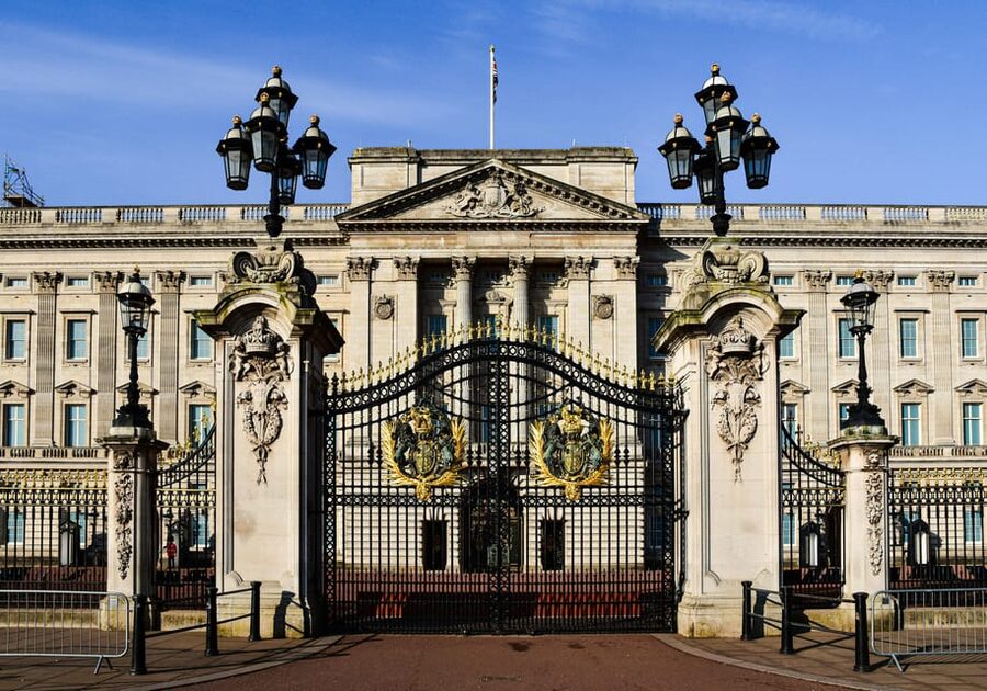 London: Changing of the Guard Experience and Landmarks Tour - Four side streets plus an 18th-century winery with royal ties