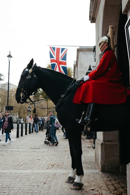 London: Changing of the Guard Experience and Landmarks Tour - Buckingham Palace, Westminster Abbey, and Big Ben in one smooth loop