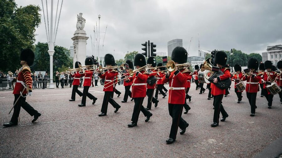 London: Changing of the Guard Experience and Landmarks Tour - Guide style in Arabic, French, and English (and why it matters)