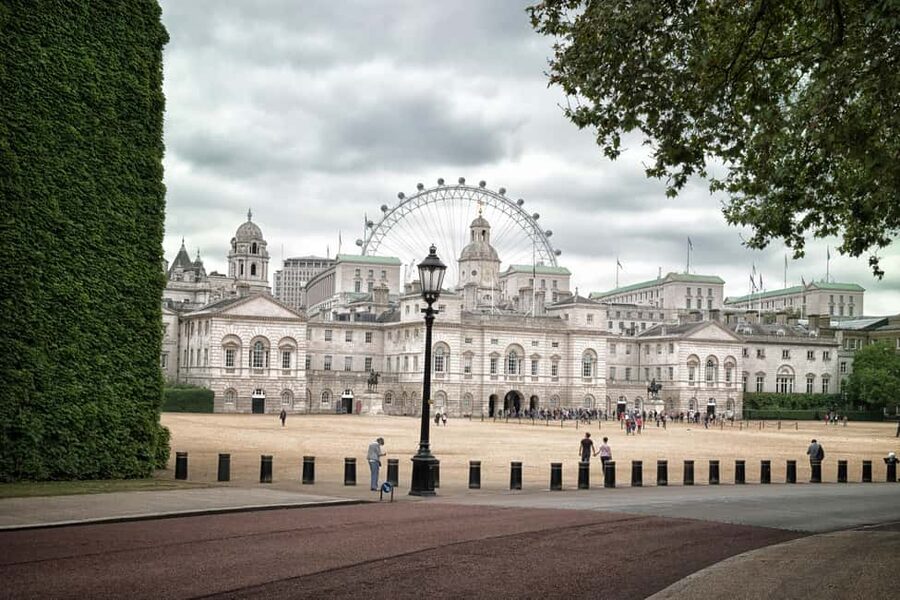 London: Changing of the Guard Experience with a Historian - Why This Changing of the Guard Walk Beats Solo Watching