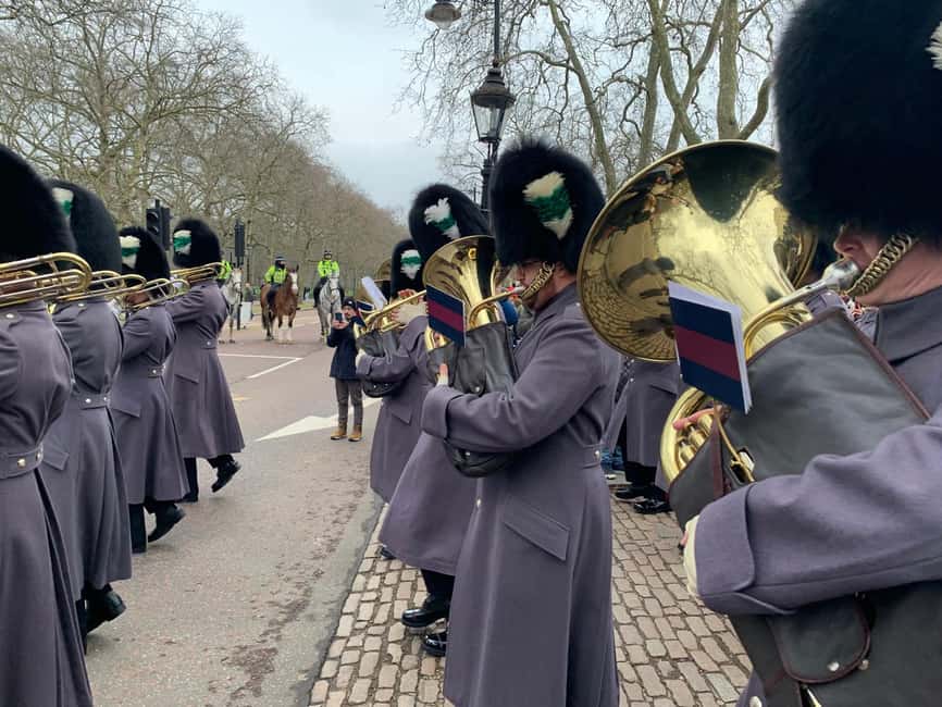London: Changing of the Guard Experience with a Historian - Where You’ll Stop for the Best Buckingham Palace Views