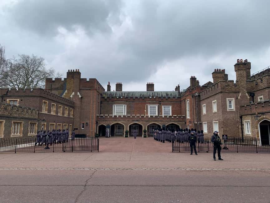 London: Changing of the Guard Experience with a Historian - Guards’ Chapel: Why This Part Feels More Meaningful
