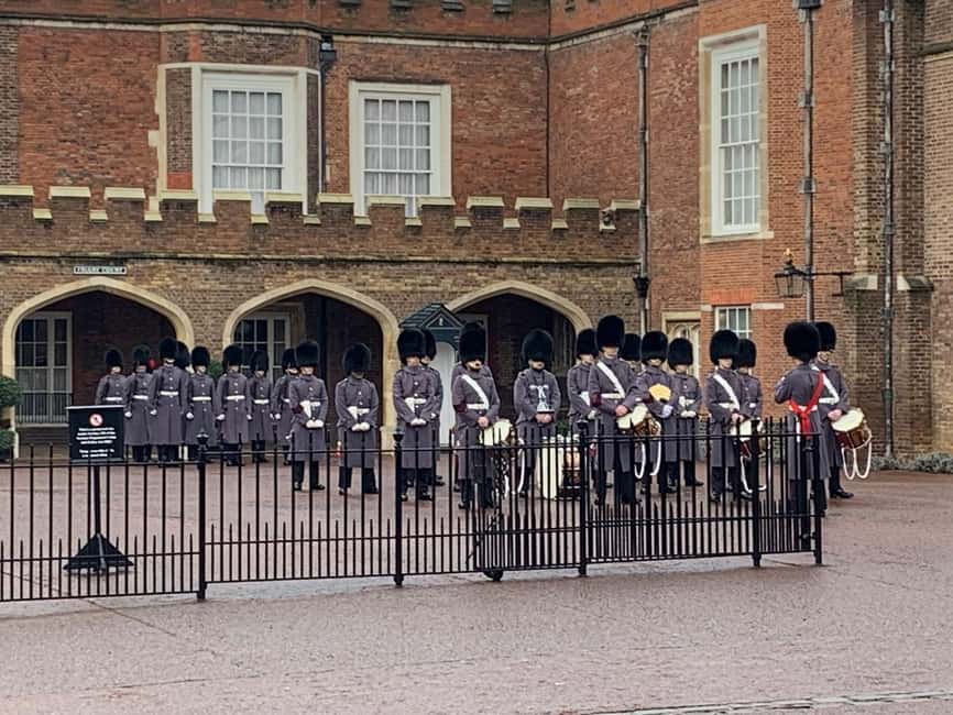 London: Changing of the Guard Experience with a Historian - Meet Robin by the Sir Henry Havelock Statue