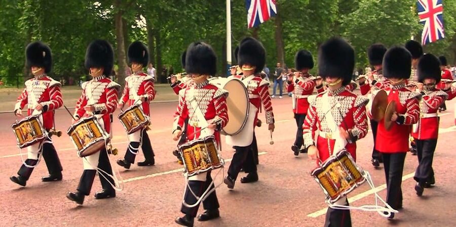 London: Changing of the Guard Guided Tour Experience - Whitehall Stops and the March Toward Big Ben