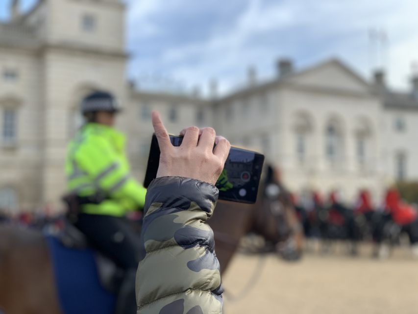 London: Changing of the Guard Private Group or Family Tour - The Royal Story the Guide Brings to the Parade