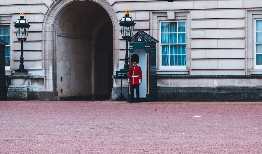 London: Changing of the Guard Private Group or Family Tour - Starting Point: Meeting by the Diana Statue in Green Park
