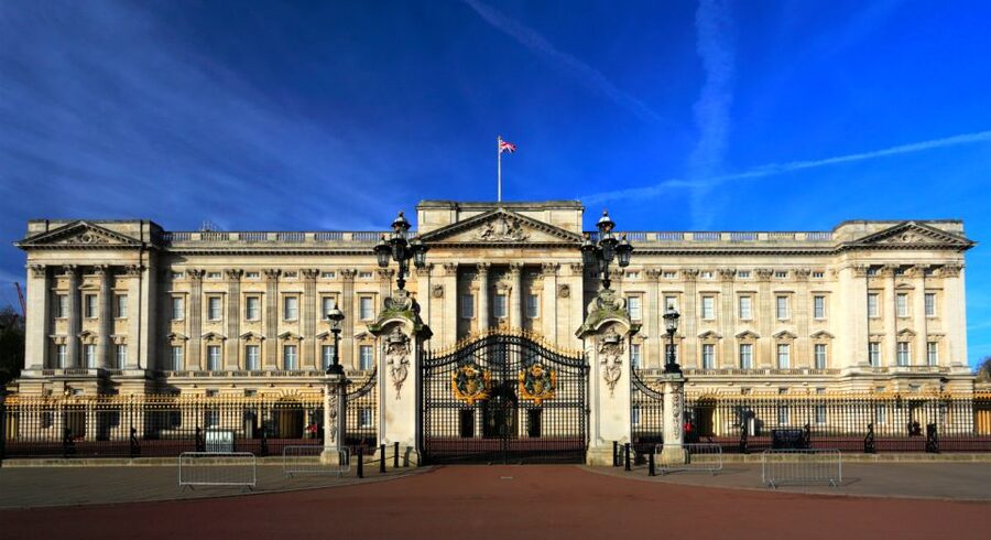 London: Changing of the Guard Tour at Buckingham Palace - Where the tour starts: Victoria Palace Theatre and your yellow umbrella