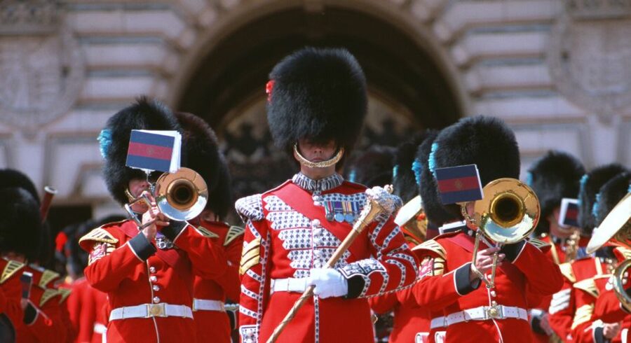 London: Changing of the Guard Tour at Buckingham Palace - Horse Guards Parade at Whitehall: finishing with the right photo moment
