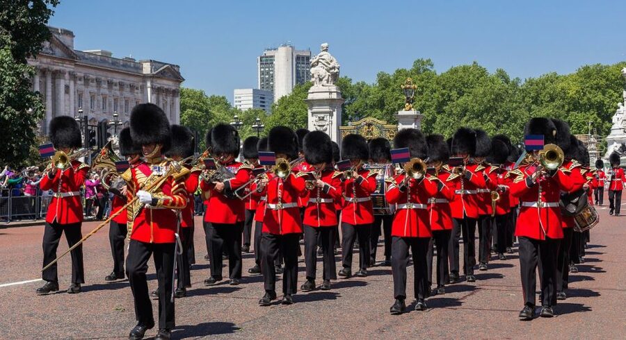 London: Changing of the Guard Tour at Buckingham Palace - Old Guard, New Guard, Horseguards, and the band: how your guide helps you follow the ceremony