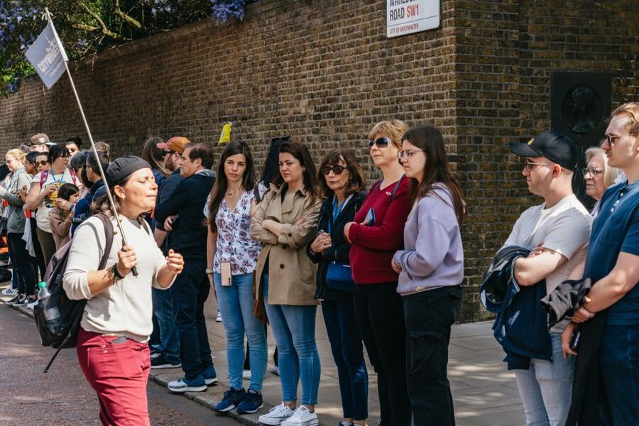 London: Changing of the Guard Tour by Buckingham Palace - Headsets and guide commentary: how you hear the ceremony in real time