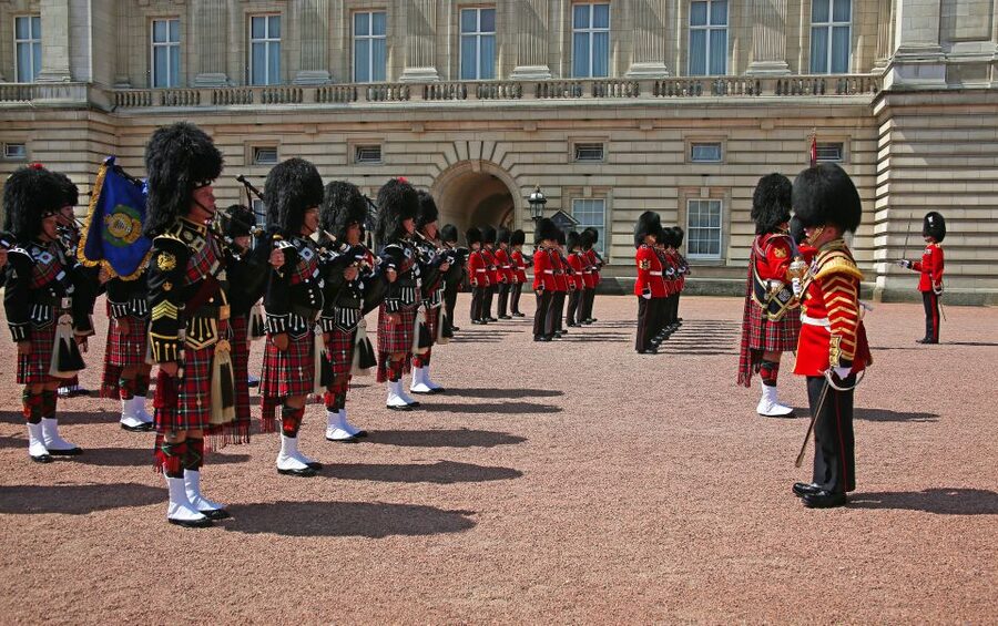 London Changing of the Guard Tour - Front Row 12 guests 2,5h - Photo Angles and Standing Strategy: How the Guide Gets You Better Pictures