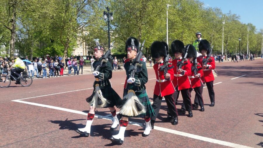 London: Changing of the Guard Walking Tour - Piccadilly Circus start: where you get oriented fast