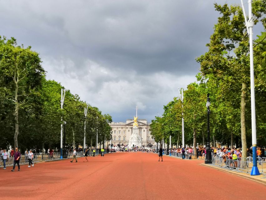 London: Changing of the Guard Walking Tour - Wellington Barracks and Clarence House: the royal route in motion