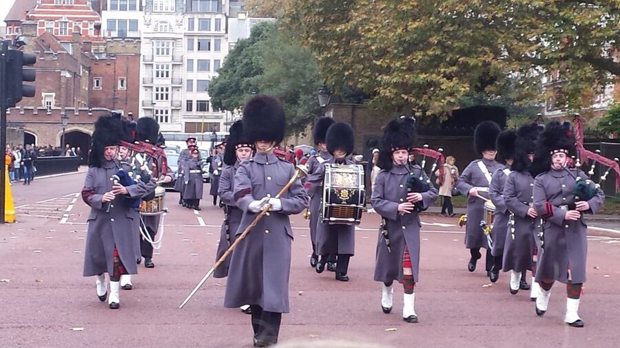 London: Changing of the Guard Walking Tour - Buckingham Palace views without gate-crowd chaos