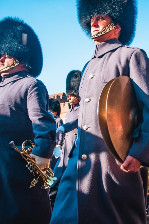 London: Changing of the Guard & Westminster Abbey - Buckingham Palace to Trafalgar Square: A Guided Walk That Sets the Scene Fast