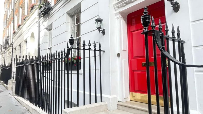London: Charles Dickens Walking Tour for Small Groups - Walking the Strand: how Dickens’s London comes alive