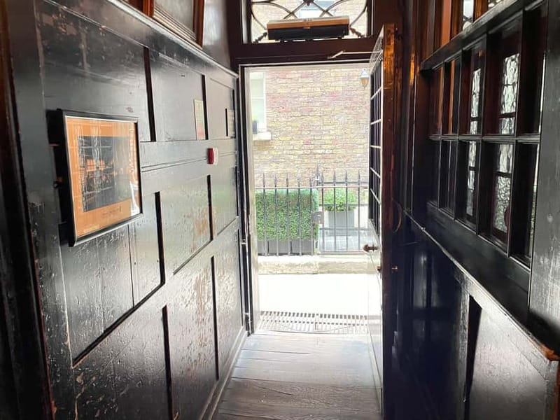London: Charles Dickens Walking Tour for Small Groups - “Ian made it sing”: guide style that keeps groups together