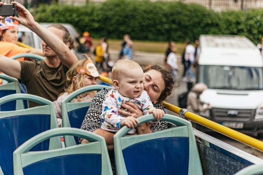 London: Children's Open Top Bus Tour - The live English kid-friendly commentary: why it works