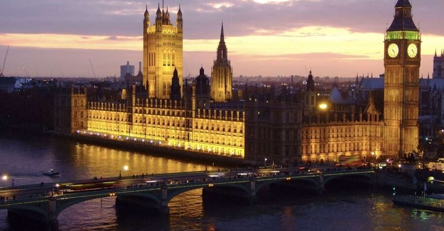 London: Christmas Eve City Tour with Dinner & Midnight Mass - Who this London Christmas Eve tour suits best
