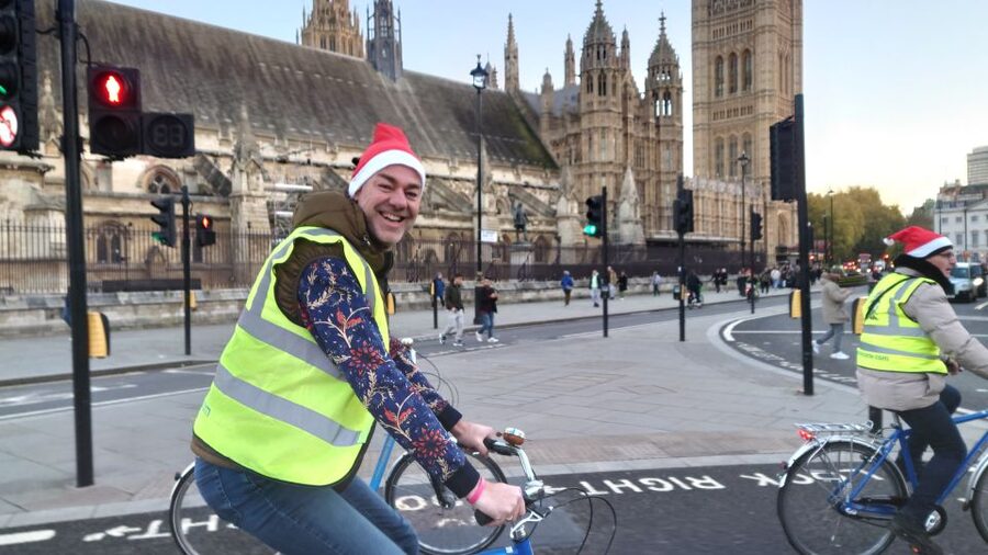 London Christmas Lights Bike Tour - How the pacing really works (breaks, guided talk, and photo moments)