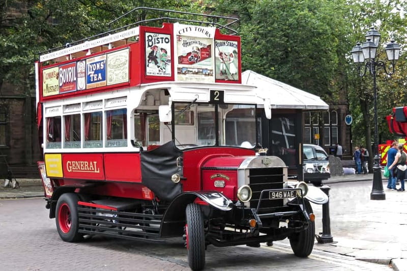 London: Christmas Lights & Bites Tour - What the bus experience feels like: Routemaster comfort, photos, and holiday music
