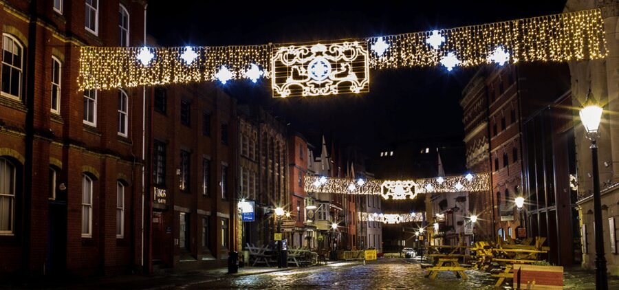 London: Christmas Lights Self Guided Walking Tour - St Martin-in-the-Field: Lit Church Facade + Quiet Moments for Photos