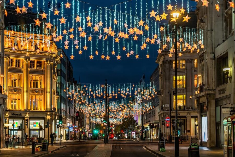 London: Christmas Lights Walking Tour - The guide’s role: how the stories make the lights stick