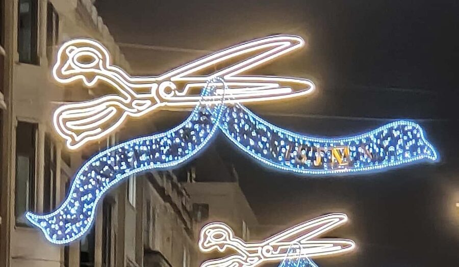 London Christmas Sparkle Walking Tour Small Group - Trafalgar Square’s secret church stop (and a hot-drink pause)