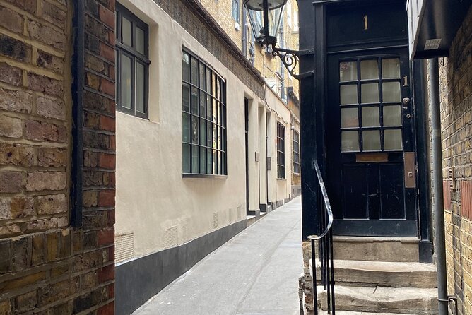 London (Covent Garden) Scavenger Hunt and Sights Self-Guided Tour - Cecil Court clue stops: where you’ll learn by looking
