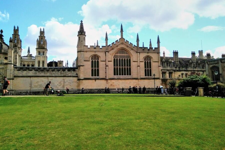 London: Downton Abbey Tour with Highclere, Bampton & Oxford - Victoria Coach Station: The One Place You Must Not Rush