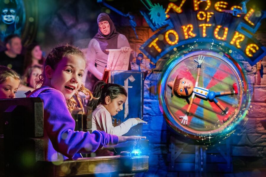 London: DreamWorks Shrek's Adventure Tour - The Pinocchio Rescue and the Wheel of Torture Scene