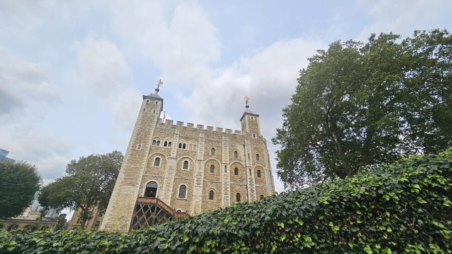 London: Easy Access Tower of London and Crown Jewels Tour - Tower Hill start: get oriented fast before crowds build