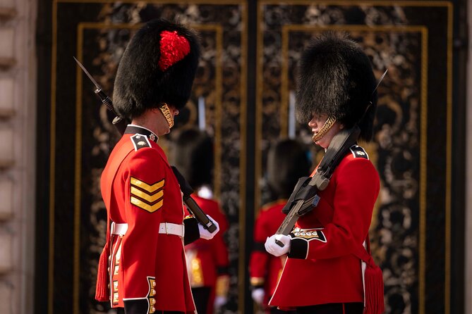 London Essential 2 hour introductory Walking Tour With a Londoner - Buckingham Palace gates: royal facts plus the best Instagram angles