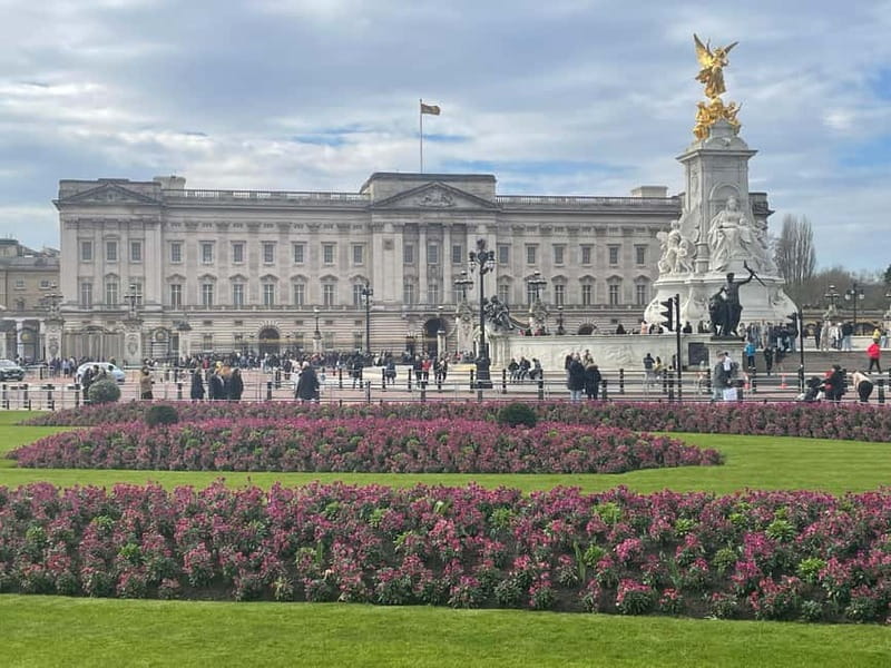 London: Essential tour and changing of the guard (group or private) - 10 Downing Street and the WWII bunker area: politics and survival in walking distance
