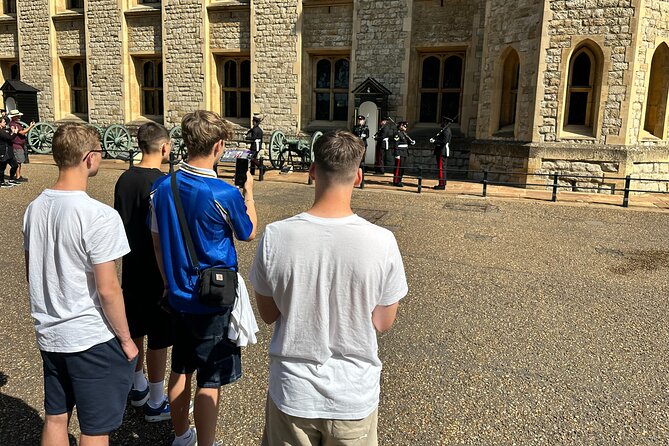London for Kids Full Day with Westminster Abbey & Tower of London - Buckingham Palace and the Changing of the Guard: what to expect and what to do if it rains